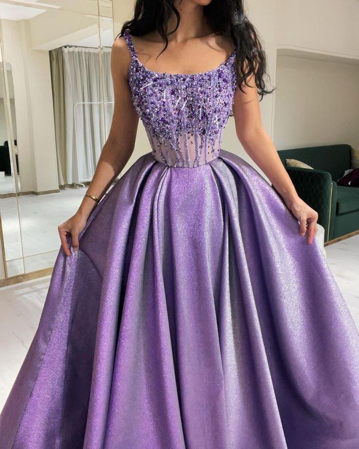 Robe de soirée en satin lilas à bretelles et décolleté avec perles C3677