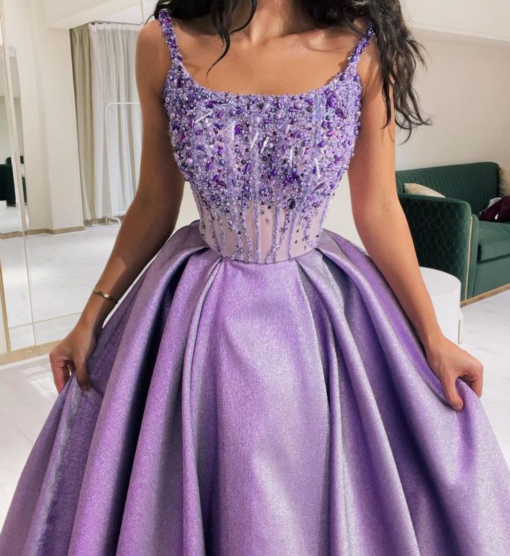 Robe de soirée en satin lilas à bretelles et décolleté avec perles C3677