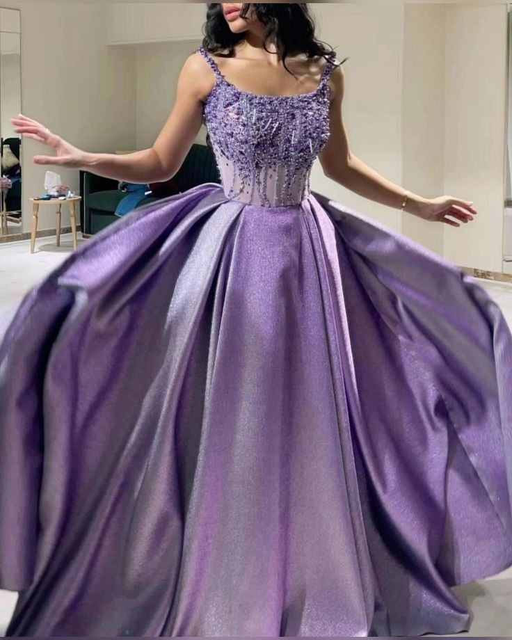 Robe de soirée en satin lilas à bretelles et décolleté avec perles C3677