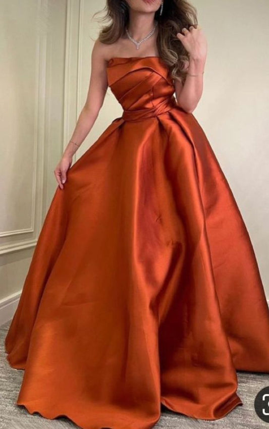 Jolie robe de soirée en satin orange brûlé sans bretelles en forme de A avec volants C3686