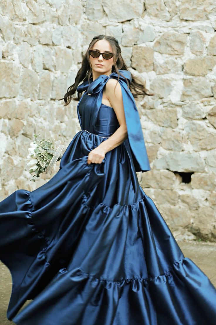 Robe de soirée longue en satin bleu marine à bretelles trapèze et volants C3687