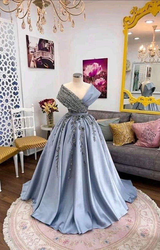 Robe de soirée longue en satin bleu ciel clair à décolleté en V et jolie robe de bal avec fleurs C3694