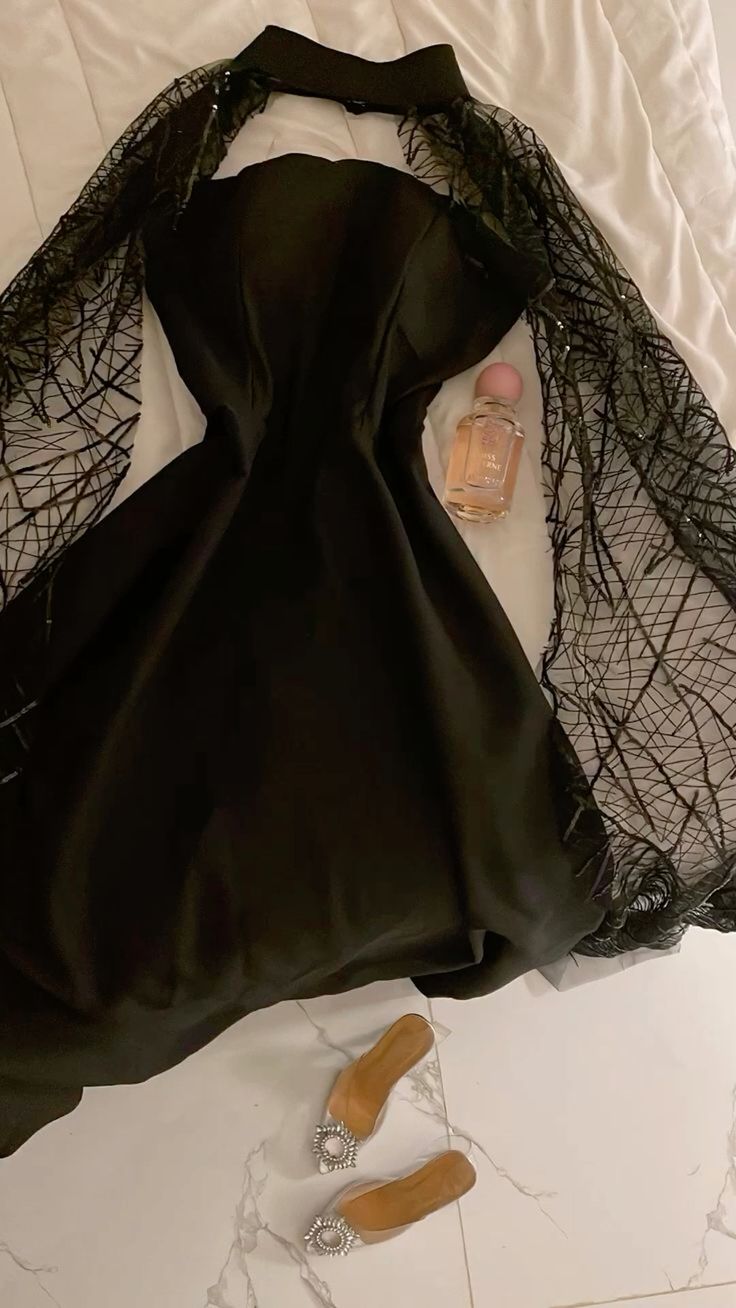 Jolie robe de soirée longue noire sans bretelles en coupe A avec cape C3699