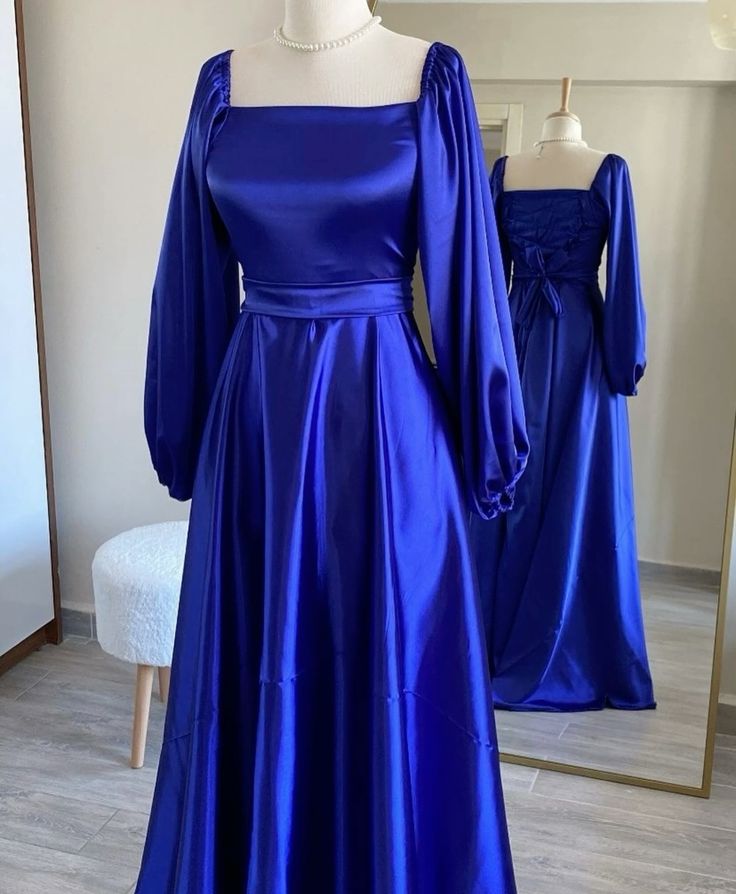 Robe de soirée longue en satin bleu royal à manches longues et ligne A simple C3704