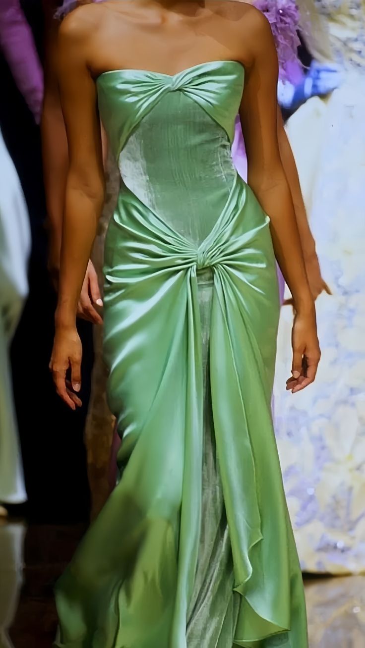 Robe de soirée longue en satin vert à bretelles style sirène C3720