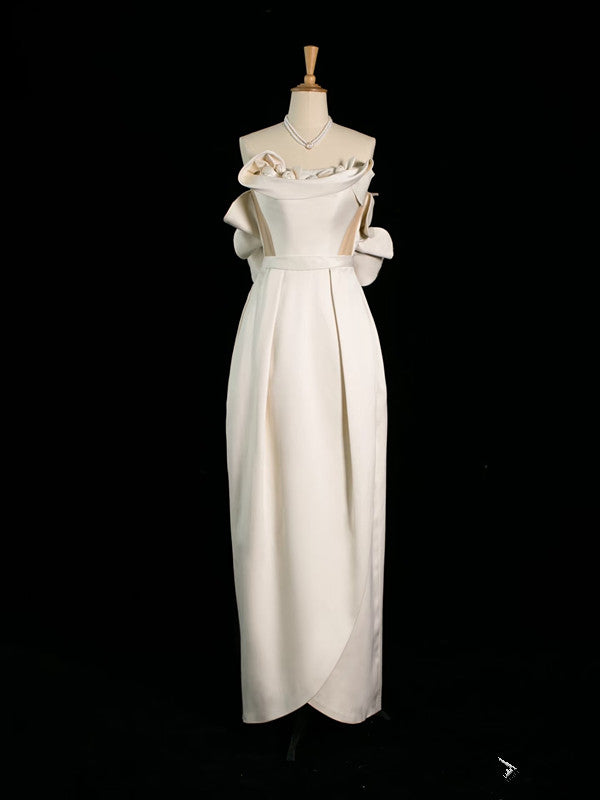 Robe de mariée chic en satin ivoire sans manches et sans bretelles avec des fleurs C3747