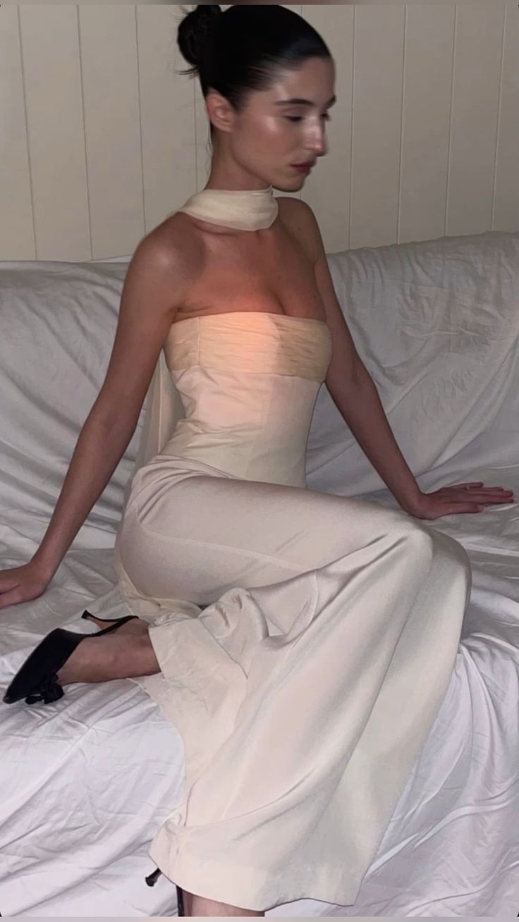 Robe de soirée longue en satin blanc sans bretelles avec jolie gaine C3779