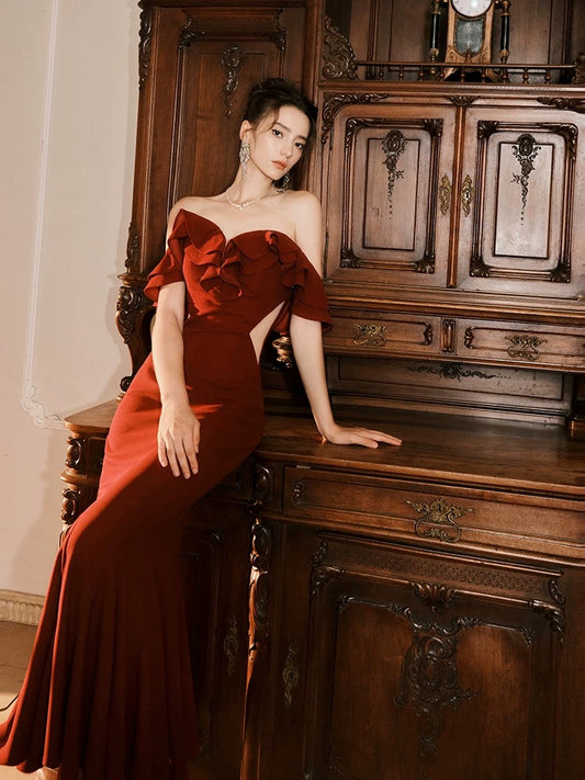 Robe de soirée longue en satin bordeaux à épaules dénudées et jolie sirène C3788