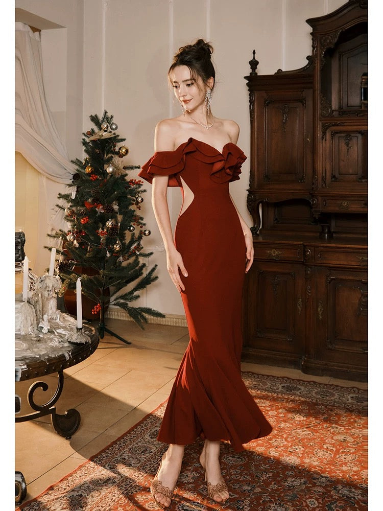 Robe de soirée longue en satin bordeaux à épaules dénudées et jolie sirène C3788