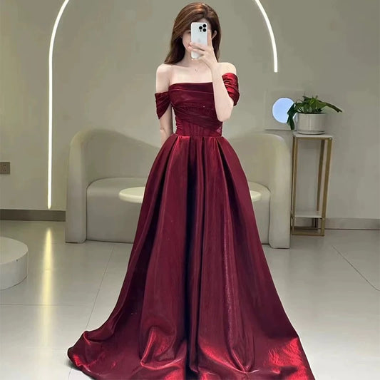 Robe de soirée longue en satin bordeaux à épaules dénudées et jolie ligne A C3790