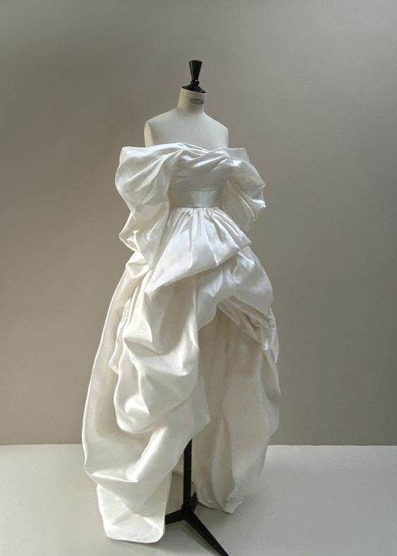 Robes de mariée blanches longues à volants en satin simples, hautes et basses, C591