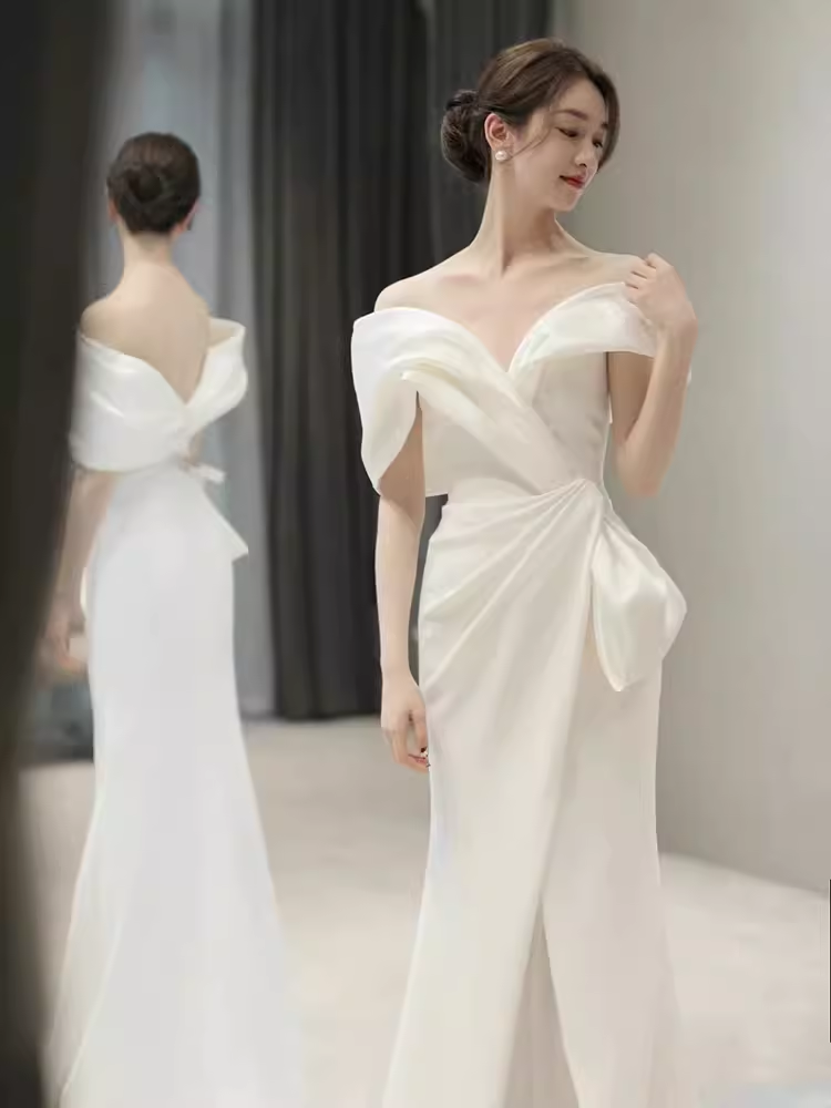 Robe de mariée longue en satin blanc à épaules dénudées et sirène de conte de fées C841