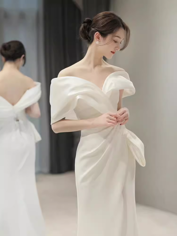 Robe de mariée longue en satin blanc à épaules dénudées et sirène de conte de fées C841