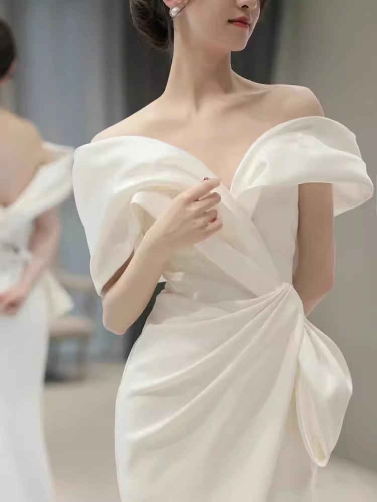 Robe de mariée longue en satin blanc à épaules dénudées et sirène de conte de fées C841