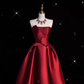 Robe de bal longue sexy en satin bordeaux sans bretelles et haut bas C842