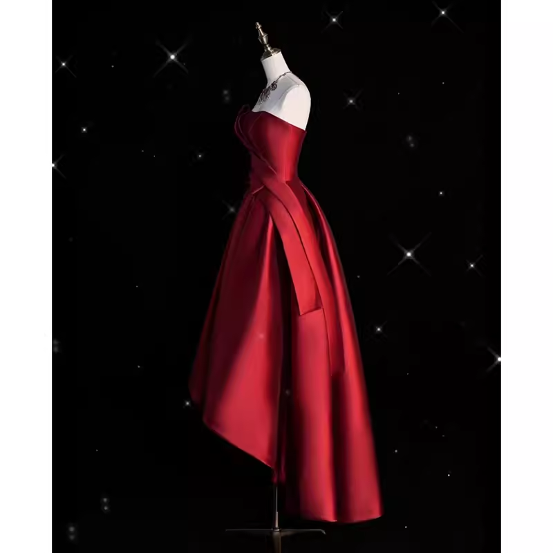 Robe de bal longue sexy en satin bordeaux sans bretelles et haut bas C842