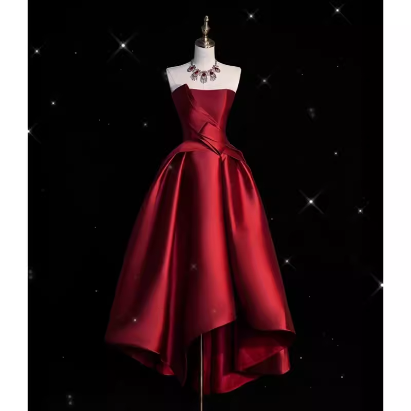 Robe de bal longue sexy en satin bordeaux sans bretelles et haut bas C842