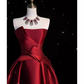 Robe de bal longue sexy en satin bordeaux sans bretelles et haut bas C842