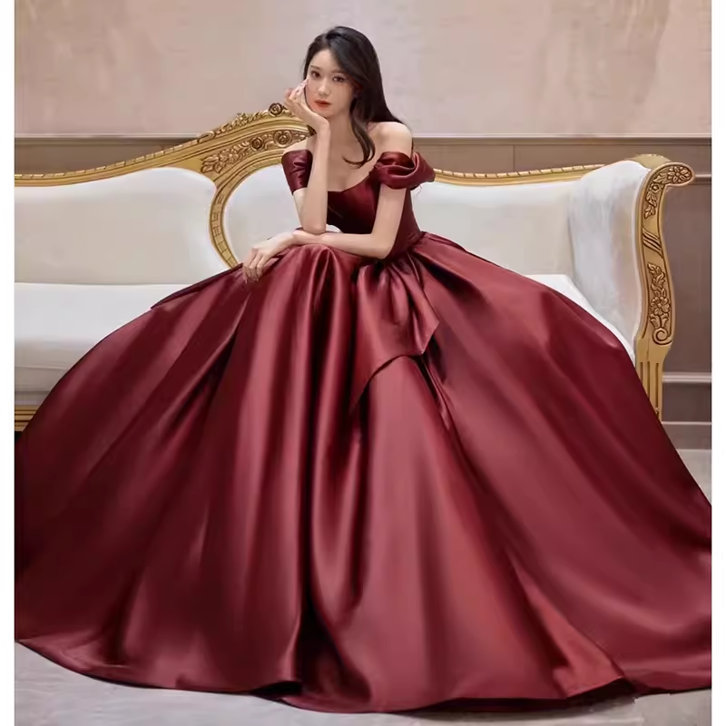 Robe de bal longue sexy en satin bordeaux à épaules dénudées et coupe A C843