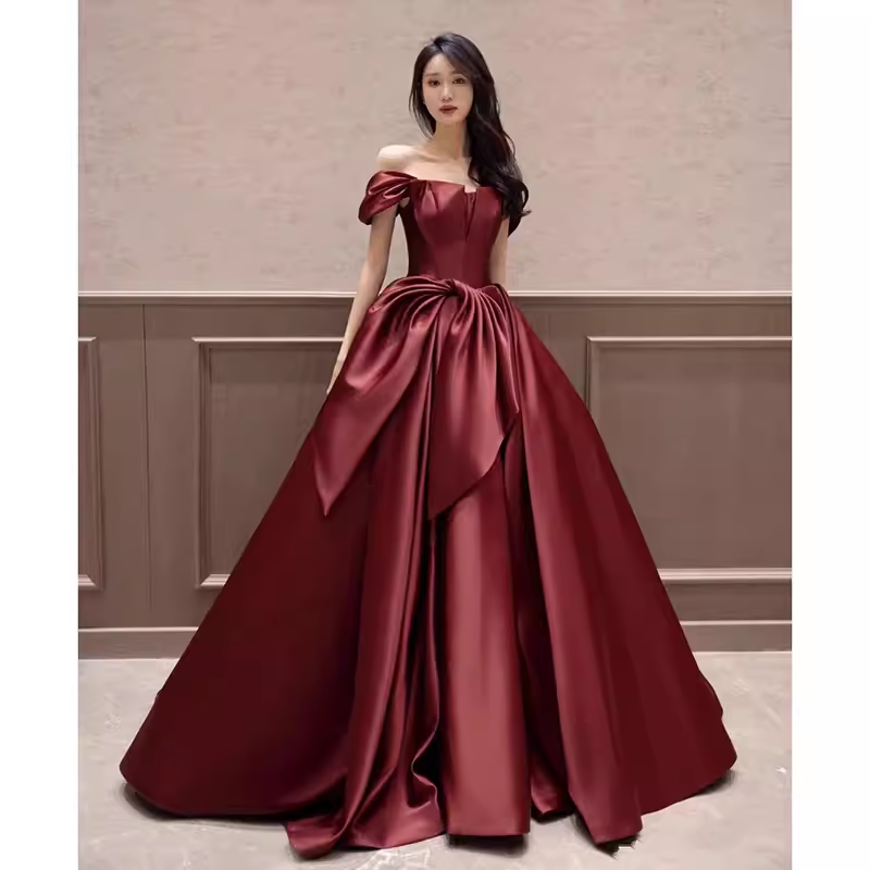 Robe de bal longue sexy en satin bordeaux à épaules dénudées et coupe A C843