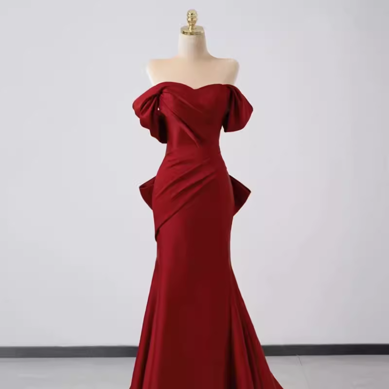 Robe de bal longue en satin bordeaux à épaules dénudées et sirène sexy C845