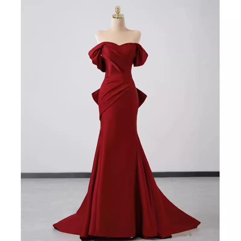 Robe de bal longue en satin bordeaux à épaules dénudées et sirène sexy C845