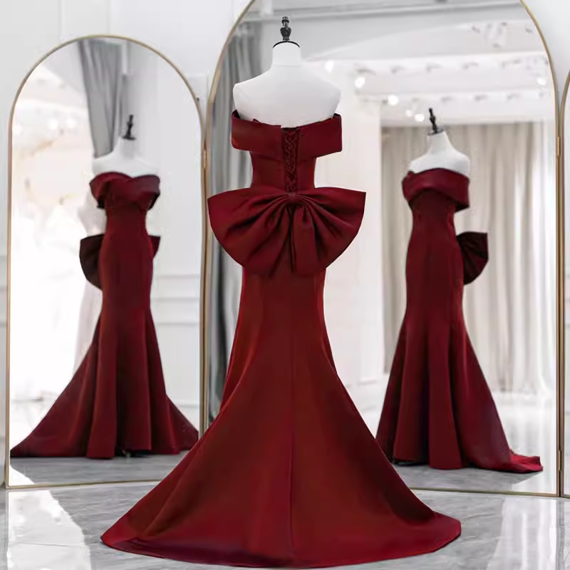 Robe de bal longue en satin bordeaux à épaules dénudées et sexy avec nœud papillon C846