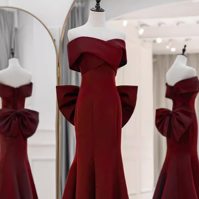 Robe de bal longue en satin bordeaux à épaules dénudées et sexy avec nœud papillon C846