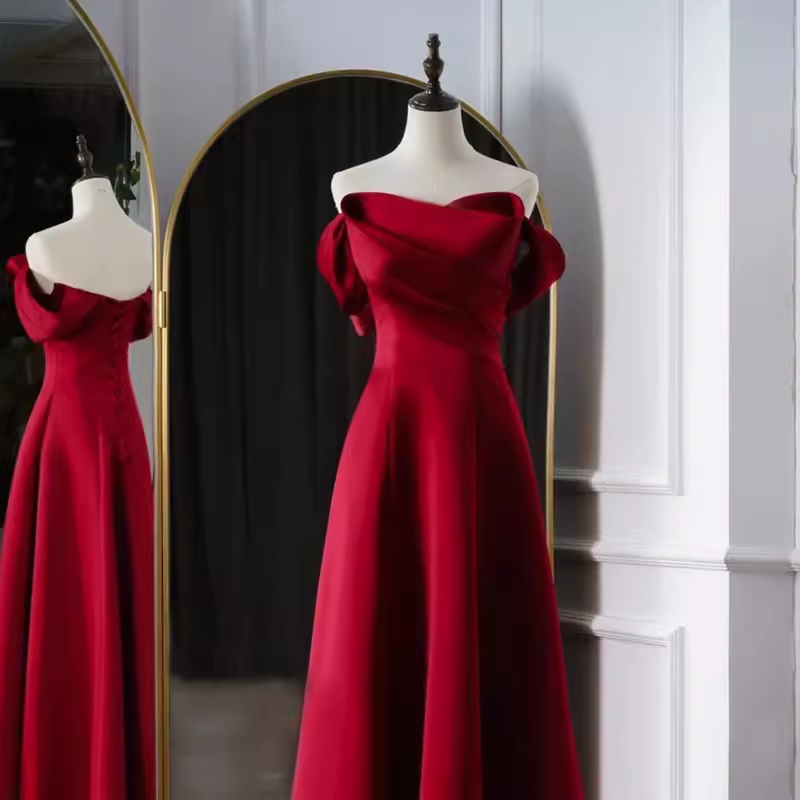 Robe de bal longue sexy en satin bordeaux à épaules dénudées et ligne A C847