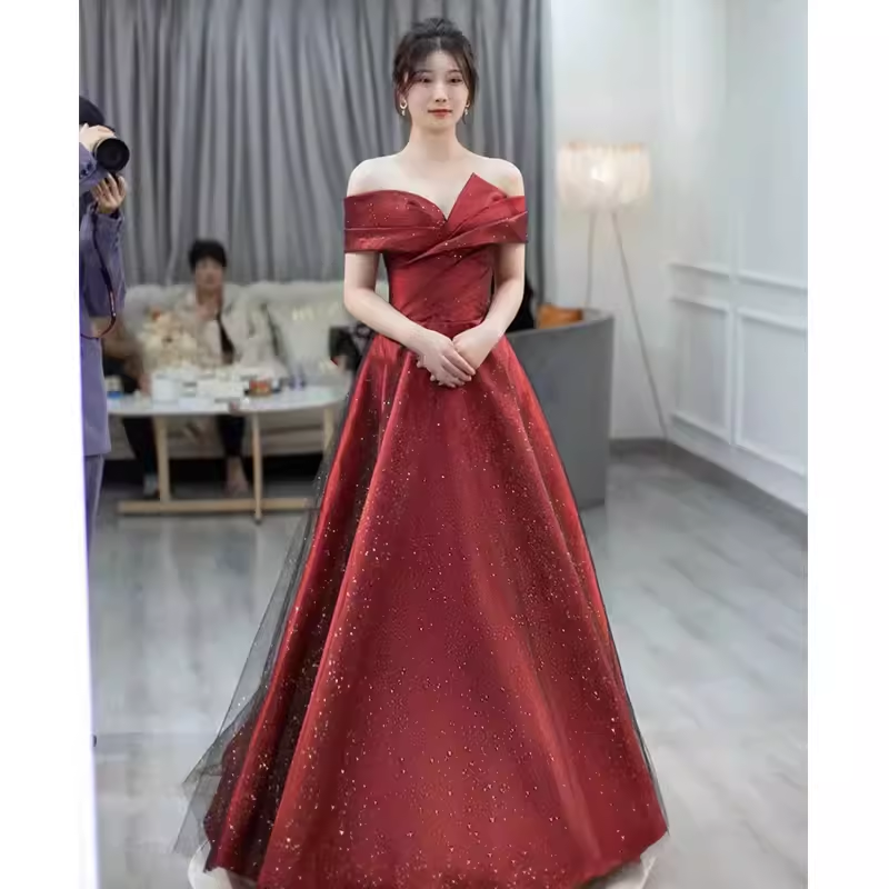 Robe de bal longue sexy en satin bordeaux à épaules dénudées et tulle C848