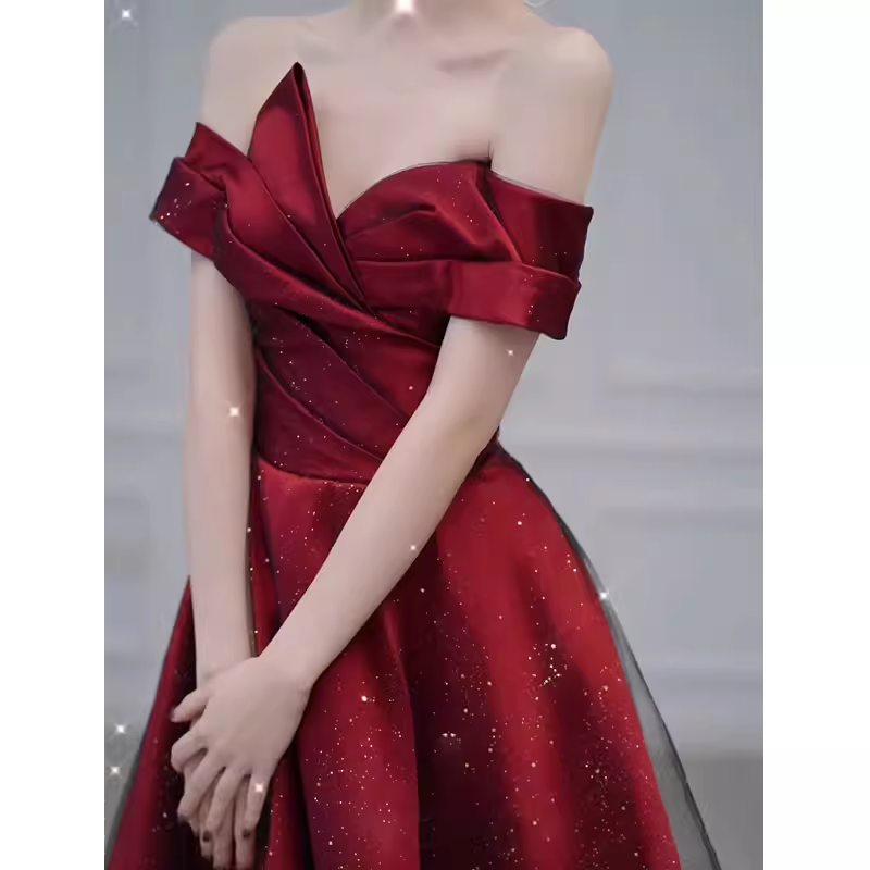 Robe de bal longue sexy en satin bordeaux à épaules dénudées et tulle C848