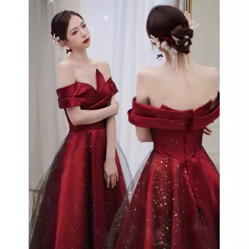 Robe de bal longue sexy en satin bordeaux à épaules dénudées et tulle C848