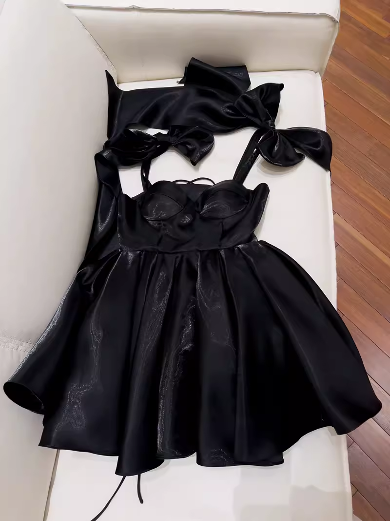 Sexy une ligne bretelles tenue d'anniversaire en Satin noir robes de soirée C957