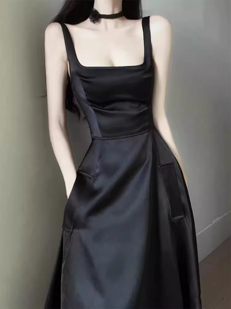 Robe de bal noire simple, bretelles trapèze, sans manches, fente, C969