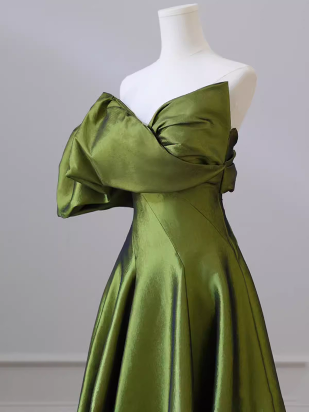 Robe de bal longue verte sans bretelles trapèze B162