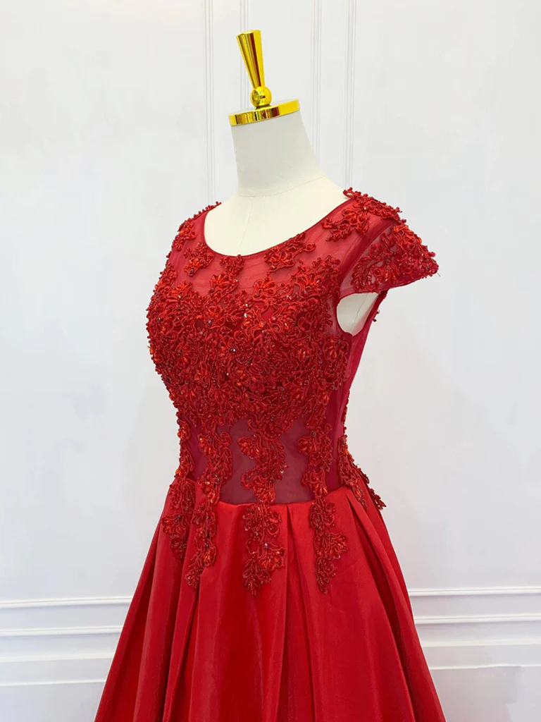 Robe de bal longue en dentelle et satin bordeaux, coupe trapèze, encolure dégagée, B199