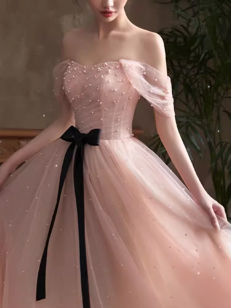 Belle robe de bal longue en tulle rose avec manches cape et ligne A B654