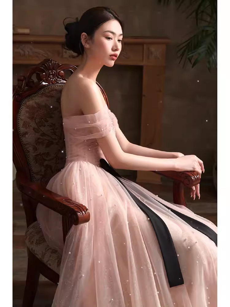 Belle robe de bal longue en tulle rose avec manches cape et ligne A B654