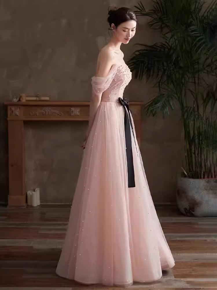 Belle robe de bal longue en tulle rose avec manches cape et ligne A B654