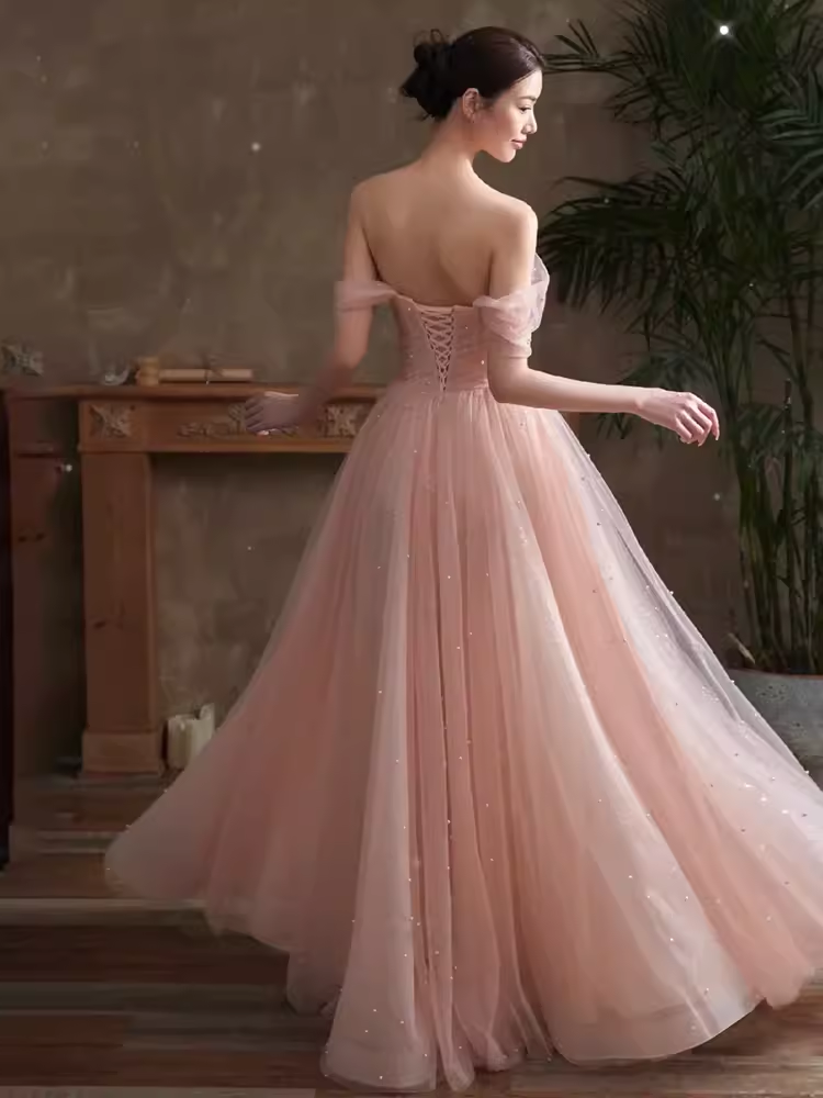 Belle robe de bal longue en tulle rose avec manches cape et ligne A B654