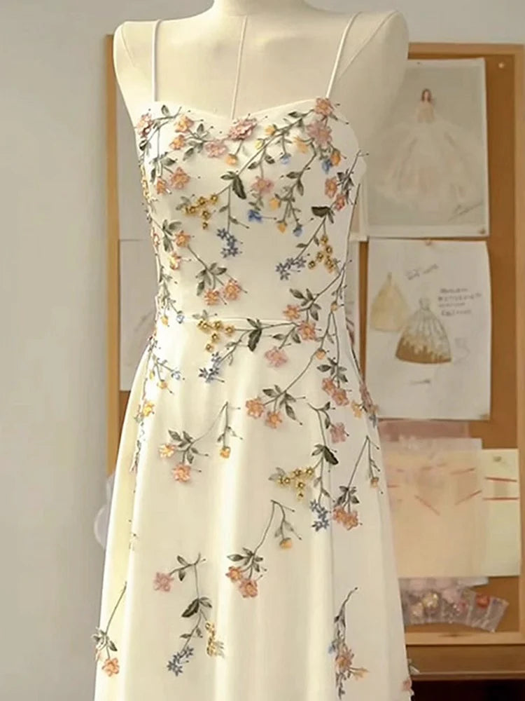 Robe de soirée blanche longue à bretelles spaghetti et ligne A vintage avec appliques C3112