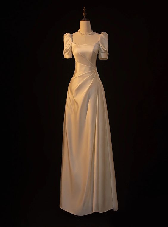 Robe de mariée carrée à manches courtes en satin blanc vintage C301