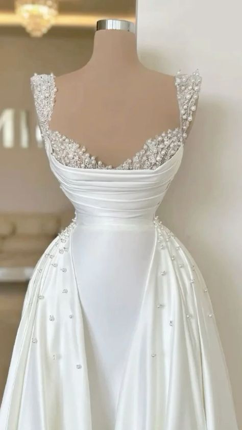 Robes de mariée en satin sirène de conte de fées pour la mariée C309