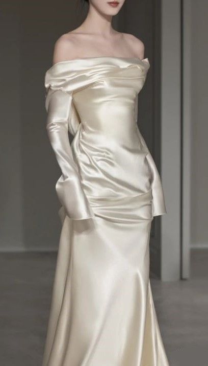 Robe de mariée en satin à manches longues et encolure dégagée sirène de conte de fées C313